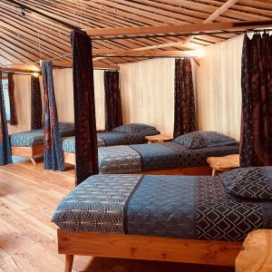 Chalet en bois avec lits confortables et décoration chaleureuse à Languedoc-Roussillon.