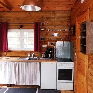 Cottage en bois dans le Languedoc-Roussillon, avec cuisine équipée et ambiance chaleureuse.