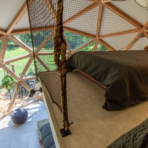 Dôme géodésique en Auvergne-Rhône-Alpes avec vue panoramique et lit confortable.