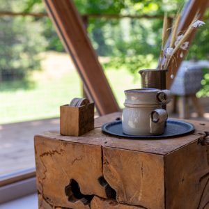 Hébergement insolite en Auvergne-Rhône-Alpes : intérieur en bois avec déco naturelle.