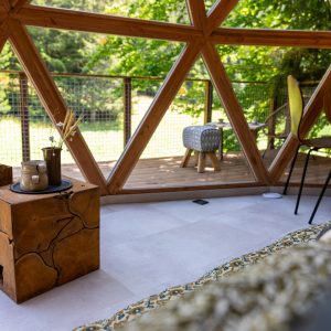 Hébergement insolite en dôme, avec vue sur la nature et mobilier en bois chaleureux.