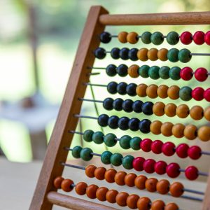 Hébergement insolite en Auvergne-Rhône-Alpes avec un abaque coloré en bois.
