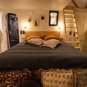Chalet cosy en Auvergne-Rhône-Alpes, avec lit douillet et décoration chaleureuse.
