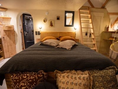 Chalet cosy en Auvergne-Rhône-Alpes, avec lit douillet et décoration chaleureuse.