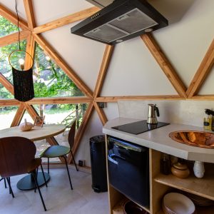 Hébergement insolite en dôme en Auvergne-Rhône-Alpes, avec cuisine moderne et vue sur la nature.