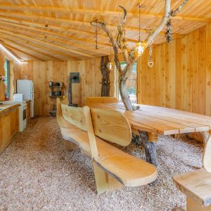 Cabane en bois dans le Languedoc-Roussillon, avec table en bois et décor naturel.