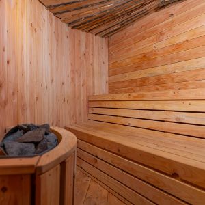 Sauna en bois chaleureux, idéal pour se détendre dans un hébergement insolite.