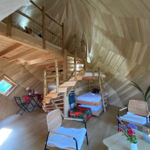 Cabane en bois en Bretagne, avec mezzanine et décoration chaleureuse.