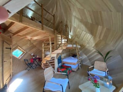 Cabane en bois en Bretagne, avec mezzanine et décoration chaleureuse.