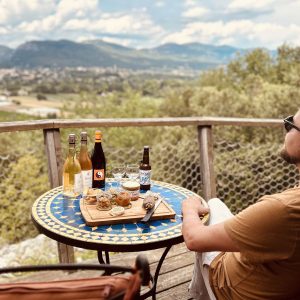 Hébergement insolite en Languedoc-Roussillon avec vue panoramique et terrasse accueillante.