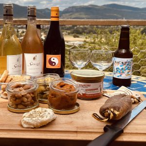 Dégustation gourmande avec vins et spécialités locales, vue sur Languedoc-Roussillon.