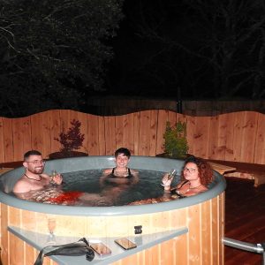 Hébergement insolite en Languedoc-Roussillon avec jacuzzi en bois sous les étoiles.