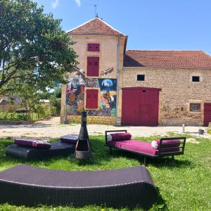 Hébergement insolite en Champagne-Ardenne, avec une maison colorée et des transats confortables.