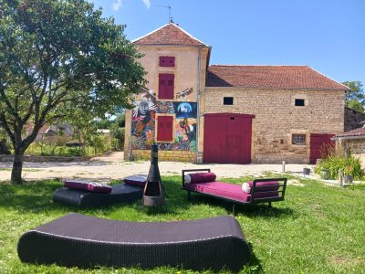 Hébergement insolite en Champagne-Ardenne, avec une maison colorée et des transats confortables.