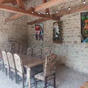 Hébergement insolite en Champagne-Ardenne, salle à manger avec murs en pierre et œuvres dart