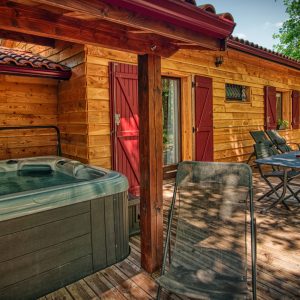Chalet en bois avec jacuzzi, situé en pleine nature à Midi-Pyrénées. Détente assurée !
