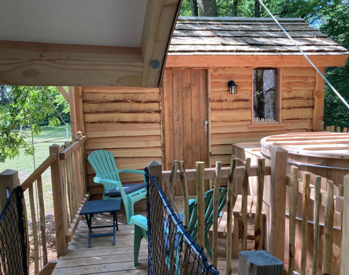 Cabane en bois dans les Pays de la Loire avec terrasse et jacuzzi extérieur.
