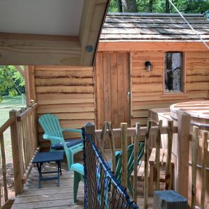 Cabane en bois dans les Pays de la Loire avec terrasse et jacuzzi extérieur.