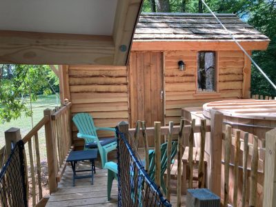 Cabane en bois dans les Pays de la Loire avec terrasse et jacuzzi extérieur.