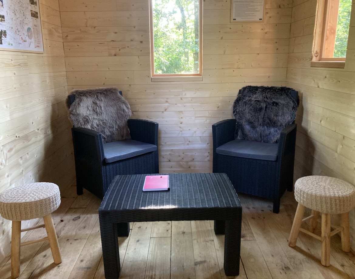 Hébergement insolite en Pays de la Loire : chalet en bois avec fauteuils confortables.