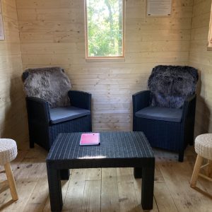 Hébergement insolite en Pays de la Loire : chalet en bois avec fauteuils confortables.