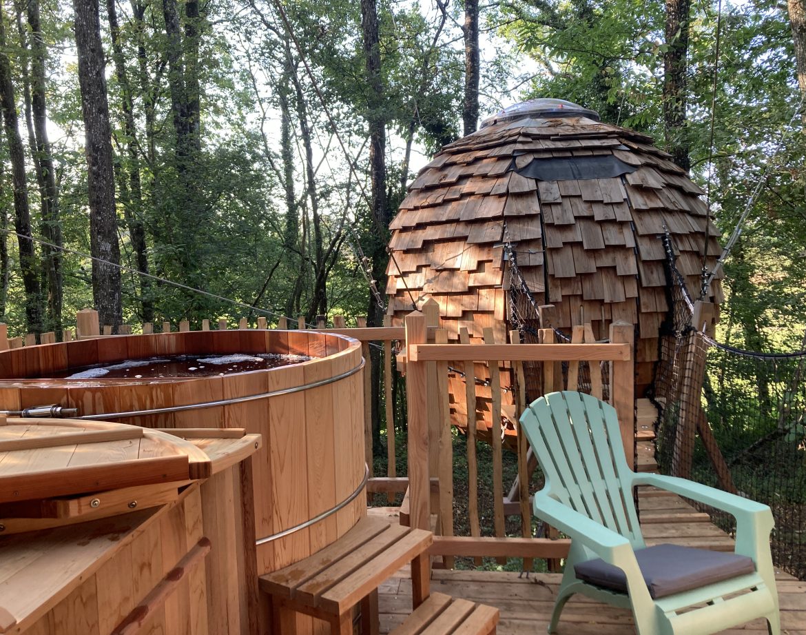 Cabane en bois avec jacuzzi, nichée dans la forêt des Pays de la Loire.