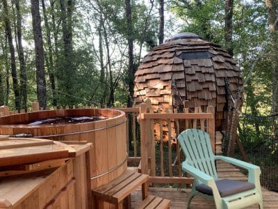Cabane en bois avec jacuzzi, nichée dans la forêt des Pays de la Loire.