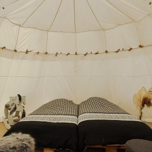 Tente glamping à Champagne-Ardenne, avec lit douillet et décor cosy.