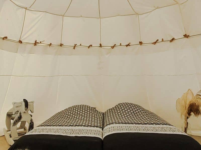 Tente glamping à Champagne-Ardenne, avec lit douillet et décor cosy.