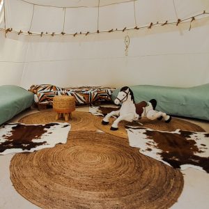 Tipi cosy à Champagne-Ardenne, avec lits colorés et décoration bohème.