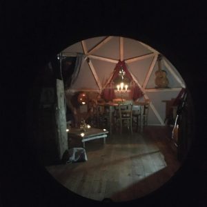 Hébergement insolite en Limousin : intérieur chaleureux dune yourte avec chandelles.