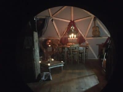 Hébergement insolite en Limousin : intérieur chaleureux dune yourte avec chandelles.
