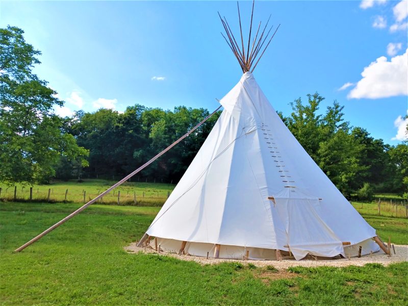 Tente tipi spacieuse en pleine nature, entourée darbres verdoyants à Champagne-Ardennes.