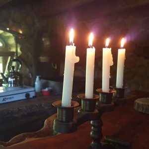 Cottage en bois dans le Limousin, avec des bougies allumées sur une table rustique.
