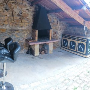 Hébergement insolite en Champagne-Ardenne avec un coin barbecue en pierre et bar.