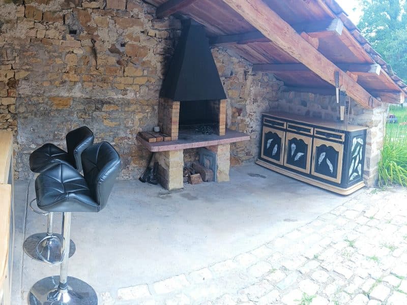 Hébergement insolite en Champagne-Ardenne avec un coin barbecue en pierre et bar.