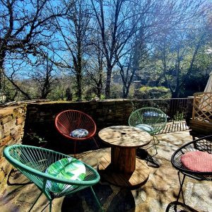 Hébergement insolite en Languedoc-Roussillon avec chaises colorées et vue sur la nature.
