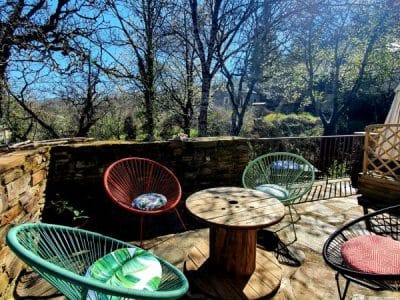Hébergement insolite en Languedoc-Roussillon avec chaises colorées et vue sur la nature.