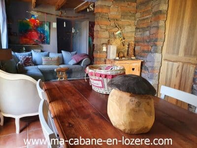 Hébergement insolite en cabane, intérieur chaleureux avec un mobilier en bois.