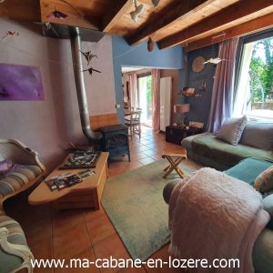 Cabane cosy en Languedoc-Roussillon, avec un salon lumineux et cheminée chaleureuse.