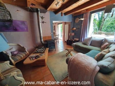 Cabane cosy en Languedoc-Roussillon, avec un salon lumineux et cheminée chaleureuse.