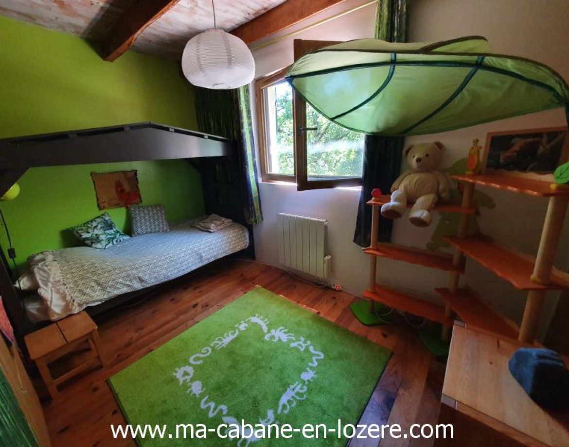 Chambre dhôte originale avec lit superposé et décor coloré, idéale pour enfants.