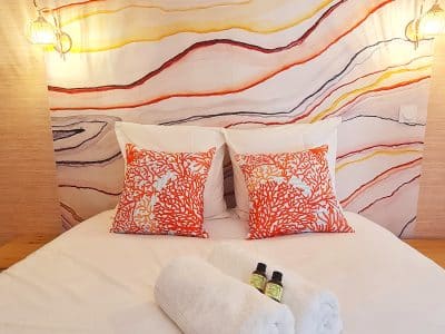 Chambre dhôtes originale en Bourgogne-Franche-Comté avec un mur décoratif coloré.