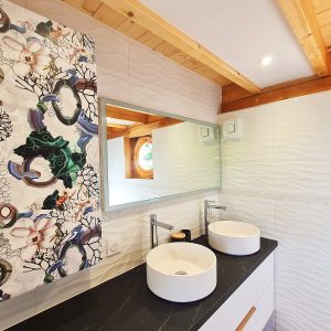 Salle de bain moderne dans un hébergement insolite en Bourgogne-Franche-Comté, avec décor floral.