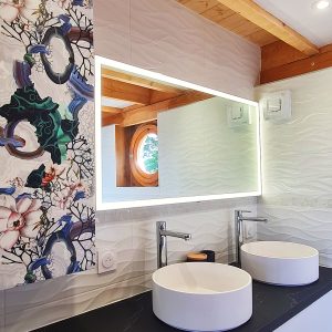 Hébergement insolite en Bourgogne-Franche-Comté avec salle de bain moderne et miroir lumineux.
