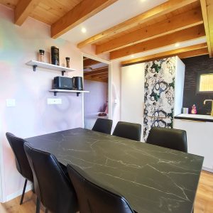 Hébergement insolite en Bourgogne-Franche-Comté, avec une cuisine moderne et un grand table.