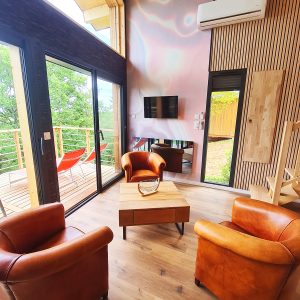 Hébergement insolite en Bourgogne-Franche-Comté : chalet moderne avec vue sur la nature.