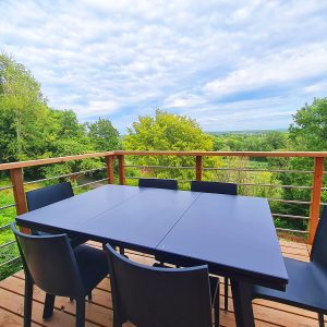 Cabane perchée en Bourgogne-Franche-Comté avec terrasse et vue sur la nature.