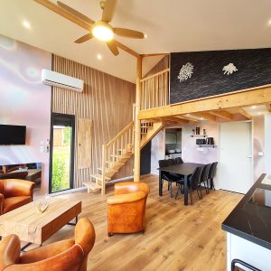 Hébergement insolite en Bourgogne-Franche-Comté, avec un intérieur moderne et lumineux.