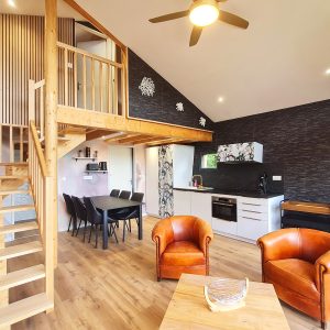 Hébergement insolite en Bourgogne-Franche-Comté, avec mezzanine et salon chaleureux.